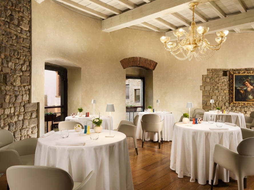 Santa Elisabetta Restaurant dining hall.jpg